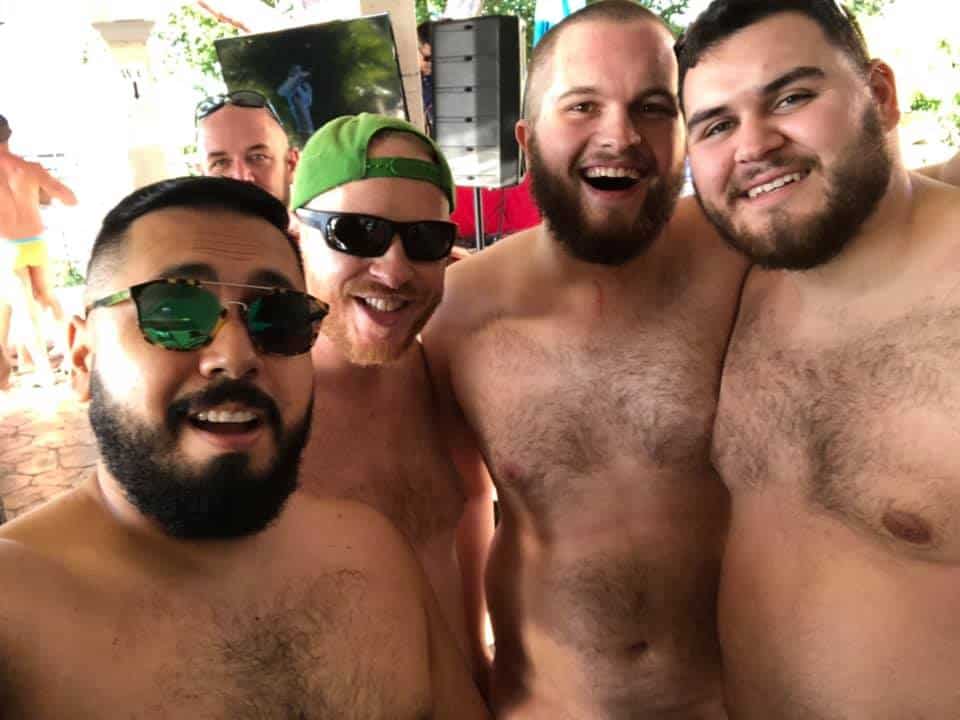 Christian Serrano Meyer (izquierda) y amigos osos. Christian está organizando Vallarta Bear Weekend