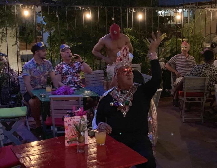 Anonimo Bar announces Scholarship Fund at last night’s Masquerade Ball