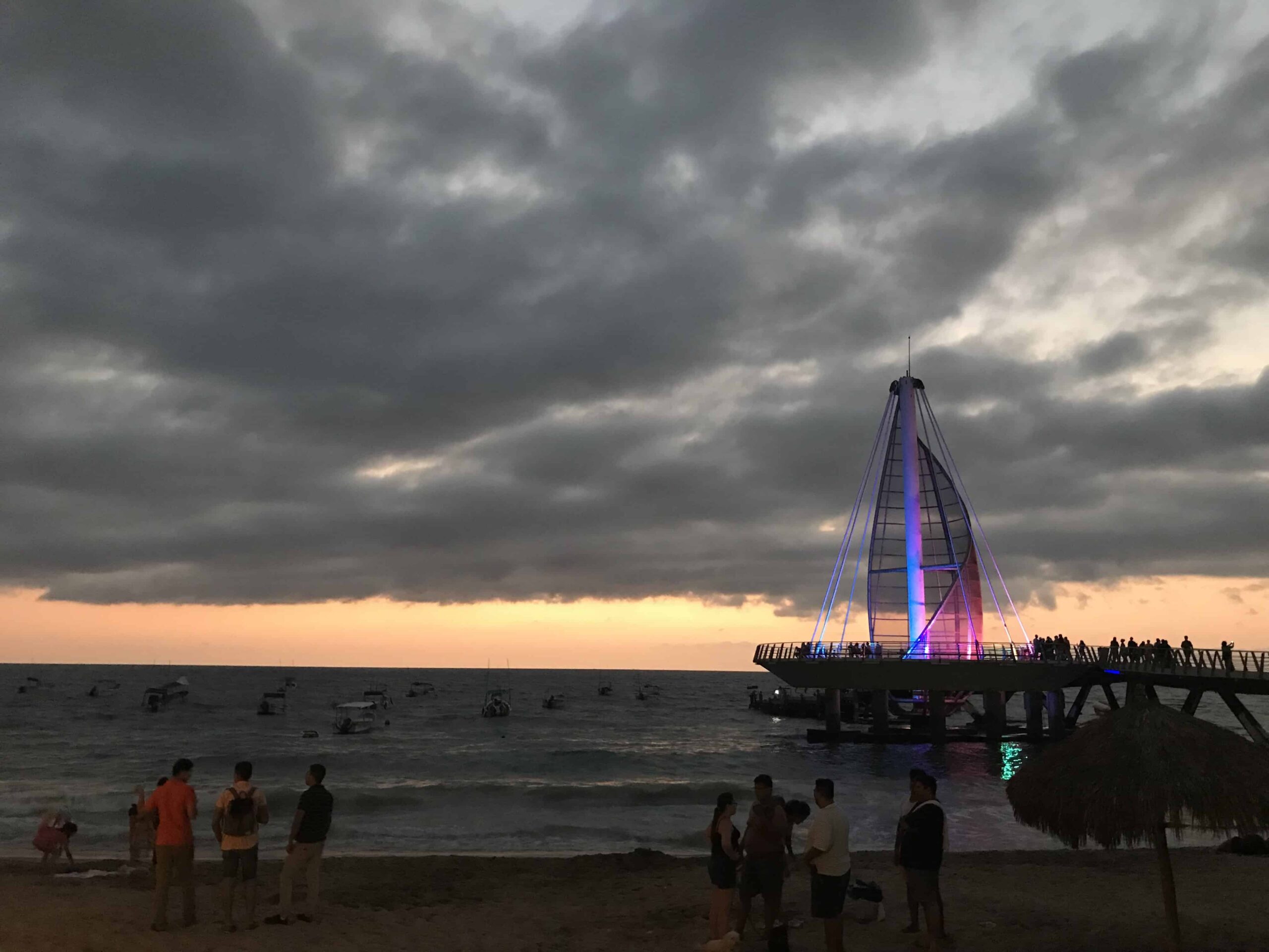 muelle de puerto vallarta de noche