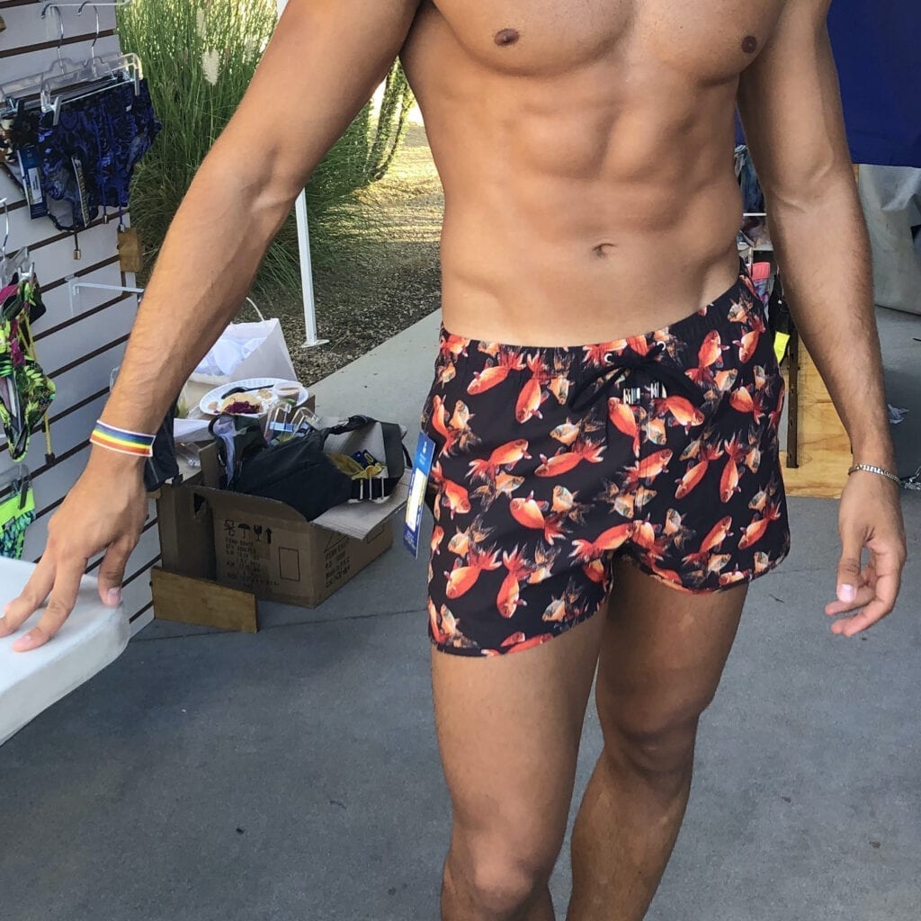 Style-Swimshort-Color-Goldfish-Modelo-Adrian