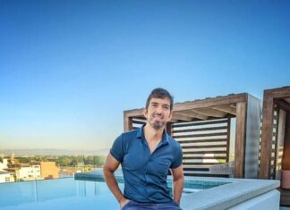Master Zapatero Arte Custom Sandals Comes to Puerto Vallarta