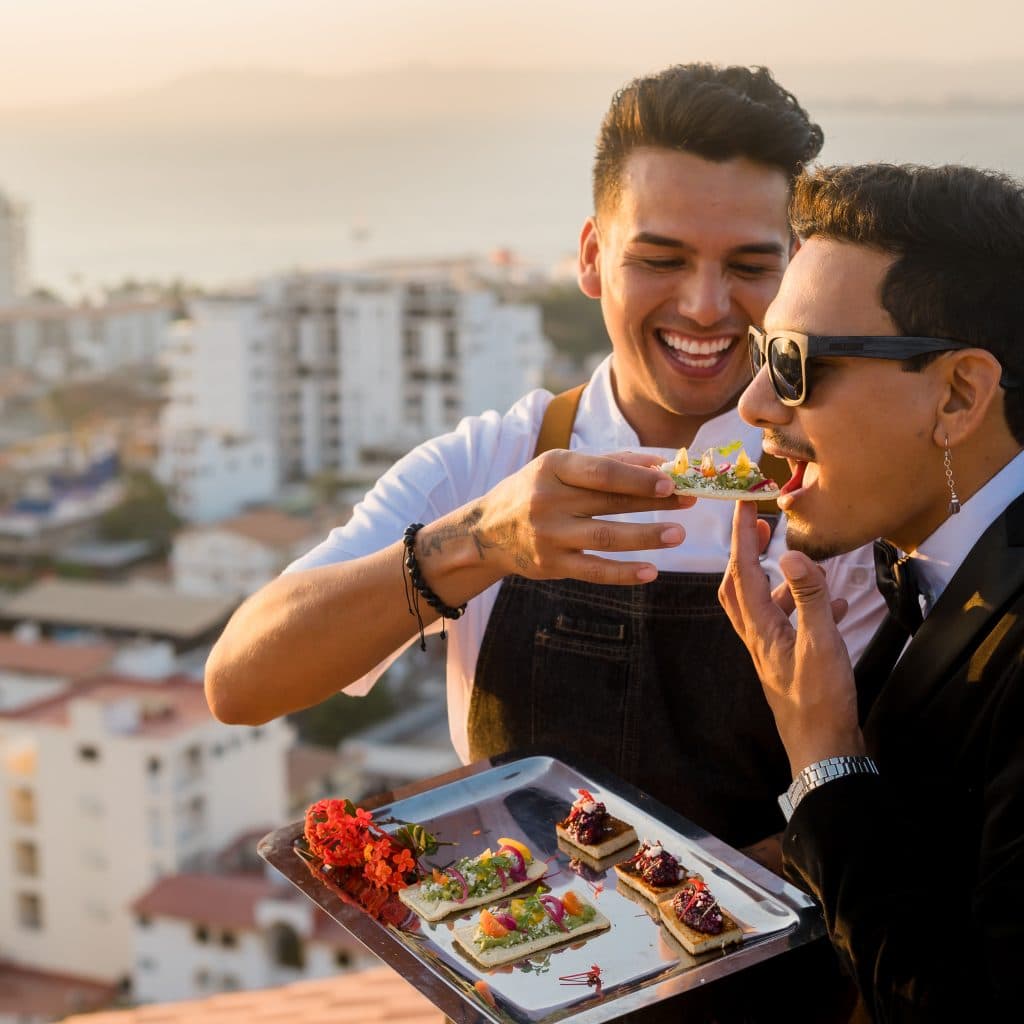 El chef Roman Ventura y Jet de la Isla serán sus anfitriones en el Vallarta Pride Sunset Cruise. 