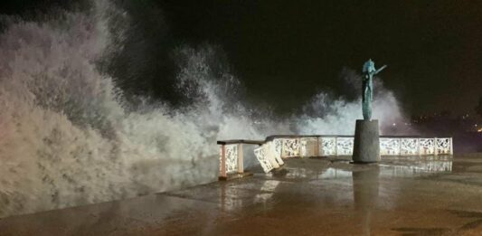 Hurricane Roslyn did leave a little damage on the malecon in Puerto Vallarta. Photo from @TurismoPV on Twitter.