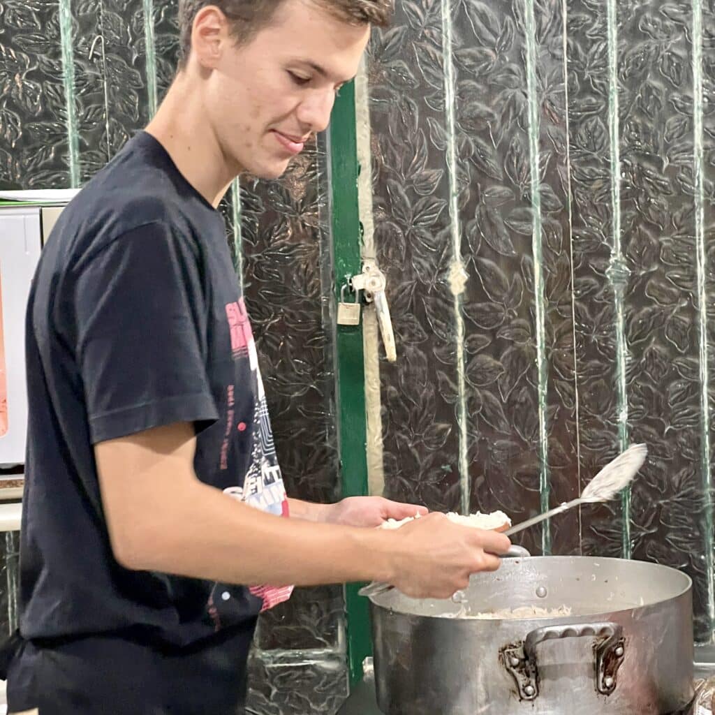 Enzo Lima ayuda en la cocina