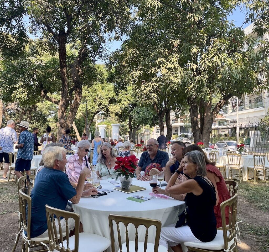 Fiesta de Navidad en el Jardín, a beneficio de la Escuela Vallarta para Niñas".