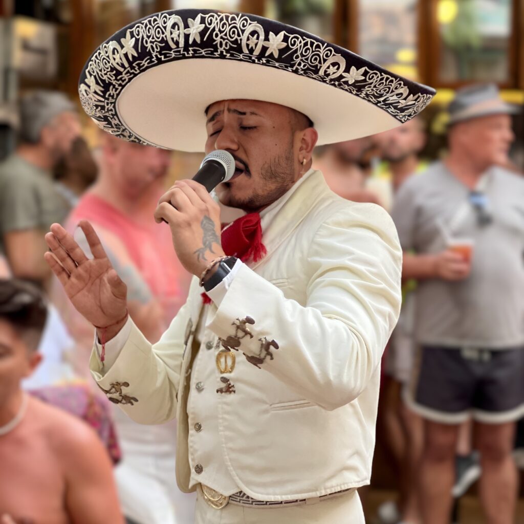 Alberto Cuevas at a recent performance at Hotel Mercurio. 
Photo by Oscar Almeida. 