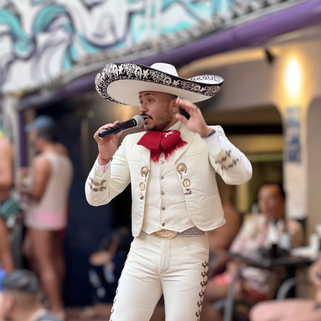 Alberto Cuevas at a recent performance at Hotel Mercurio. Photo by Oscar Almeida.