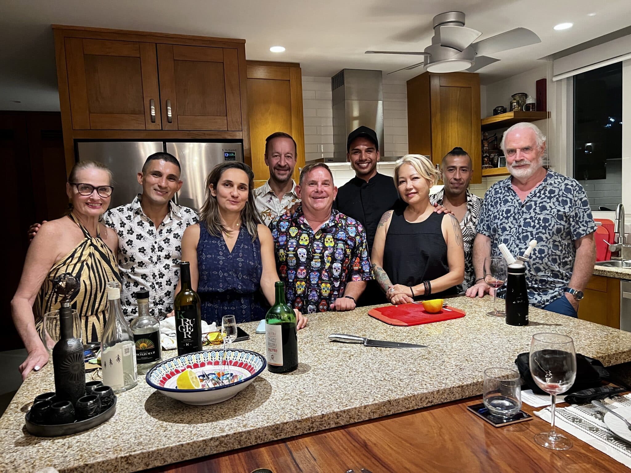 Entre los invitados a la cena se encontraban Francie Nguyen, propietaria de Bonito Kitchen y Casita & Garden; Isaac Carachure y Joey Martínez, editores de Gay Guide Vallarta; Vanusa Pedrozo, copropietaria de Uncork Mexico; Mike y Tricia Lyman, fundadores y moderadores del grupo de Facebook "Puerto Vallarta Everything You Need or Want to Know"; Gerwin Rutten, director de ventas de Out & About PV Magazine y Jerry Jones, editor/publicador de Out & About PV Magazine.
