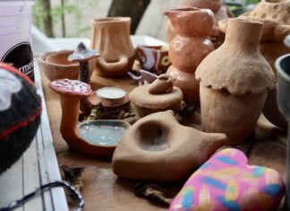 Barromorfosis: A Journey of Healing and Self-Discovery Through Art "Barromorfosis," created by the talented sculptors Dani Nenukke and Oscar Rolón, invites you to explore the healing power of art and self-discovery, opens on Oct. 6 at 6 p.m. at Biblioteca Los Mangos. It will remain there for 21 days.