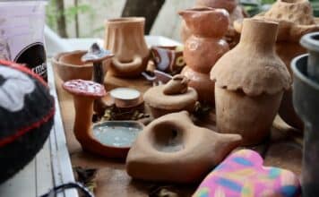 Barromorfosis: A Journey of Healing and Self-Discovery Through Art "Barromorfosis," created by the talented sculptors Dani Nenukke and Oscar Rolón, invites you to explore the healing power of art and self-discovery, opens on Oct. 6 at 6 p.m. at Biblioteca Los Mangos. It will remain there for 21 days.