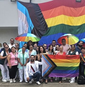 Puerto Vallarta Celebrates International LGBTQ+ Pride Day with Flag Raising, Colorful Celebrations In an emotional event held on the morning of Friday, June 28, 2024, at the General Hospital of Zone 42 of the IMSS, the placement of the LGBTQ+ flag was carried out in commemoration of International LGBTQ+ Pride Day. This event marks a significant step towards inclusion and respect for the rights of the LGBTQ+ community in health services. Photo provided.