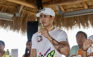 Rainbow Race 2024 Opens Registration, Sets Goal of 1,300 Participants Adal Arista shows the medal that will be given at the 2024 Rainbow Race. Photo by Oscar Almeida.