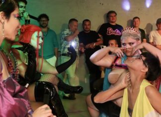 Mexa Machxs Kiki Ball Brings Ballroom Extravaganza to Beefcakes Saturday, July 13th, Beefcakes will host “Mexa Machxs Kiki Ball” to challenge heteronormative masculinity with a display of outfits inspired by the classic Mexican macho. The event starts at 8 pm, with a cover charge of 120 pesos. Photo from a previous ballroom event. Photo by Oscar Almeida