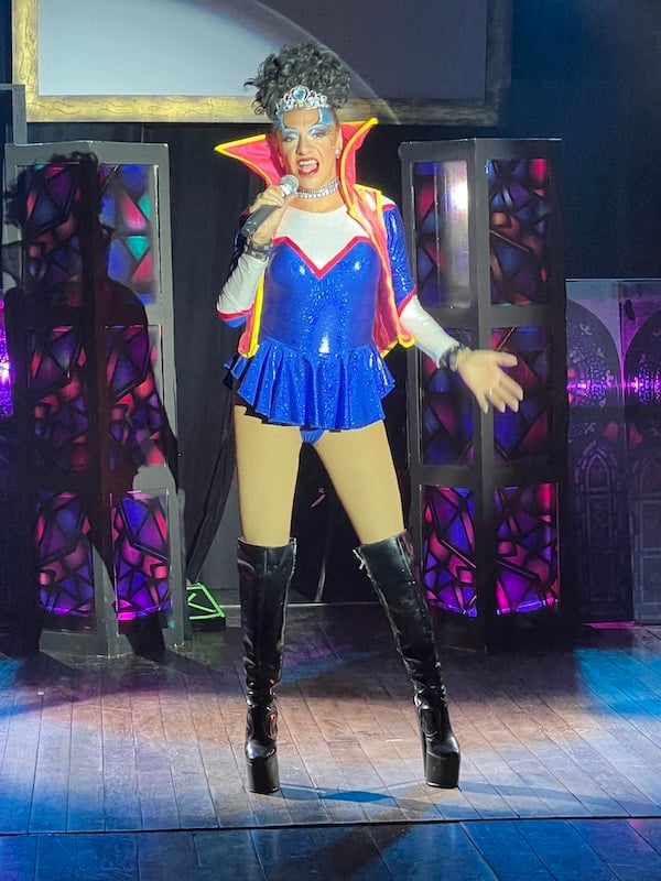 aniel Vives, known as “Ego,” a renowned actor in film, television, and theater, delighted audiences with two of his iconic drag characters: La Supermana and La Doñiñi, a parody of Mexican actress María Félix.