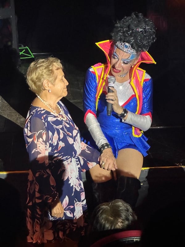 Daniel Vives, known as “Ego,” a renowned actor in film, television, and theater, delighted audiences with two of his iconic drag characters: La Supermana and La Doñiñi, a parody of Mexican actress María Félix.