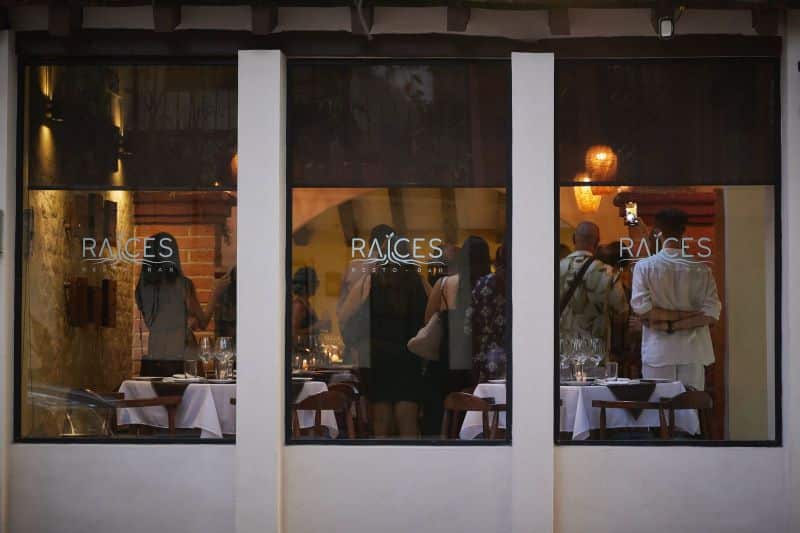 raices exterior window