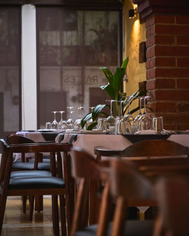 raices tables interior