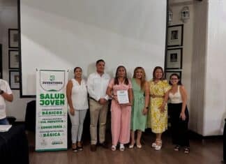 (center) COMUSIDA Director Leticia Enedina López Moreno. , receiving recognition from the Puerto Vallarta Municipal Government's Youth Directorate. The recognition came on the same day as the outcry for sharing private health information. Photo provided.