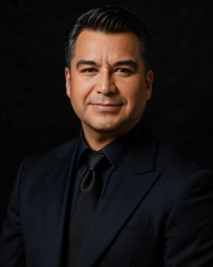 For 45 years, Salvatore Rodríguez has been passionately dedicated to teaching piano music, offering piano lessons to beginners with a special focus on Traditional Mexican Popular Music.