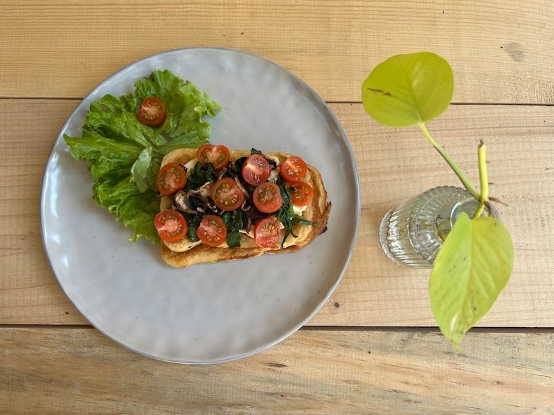 Lulú del Campo toast: Cream cheese with mushrooms, spinach and cherry tomatoes.