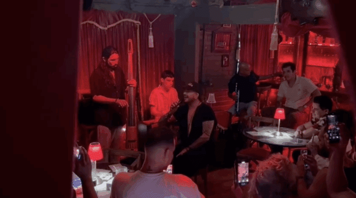 adam lambert en el club social