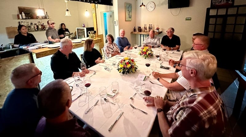 Roman - Dinner - Mascota