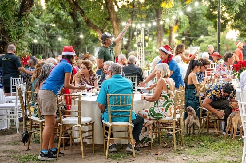 Niñas sirviendo comida
