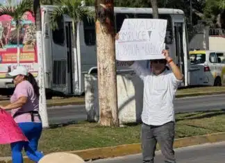 Justice Protest Paralyzes Traffic at Sam’s Club, Cruise Terminal in Puerto Vallarta protests block street 1