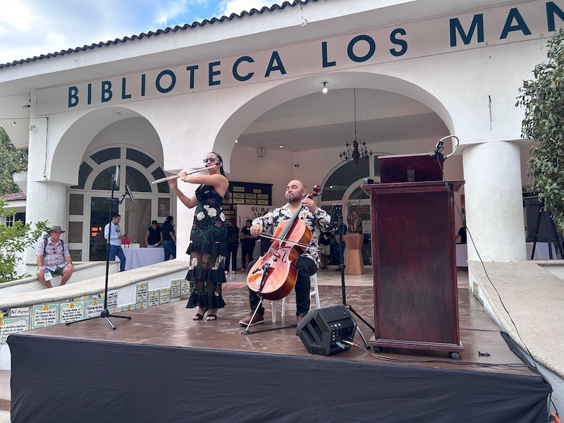 los mangos library auction