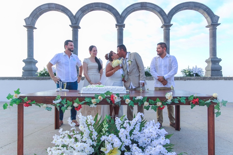 303 couples of all genders were wed on the afternoon of Friday, March 27, 2026, at Los Arcos del Malecón. Part of the 2026 Collective Marriage campaign organized by the Puerto Vallarta Civil Registry, the event set a new record for the municipality. The couples shared a sunset ceremony witnessed by family, friends, and the community.