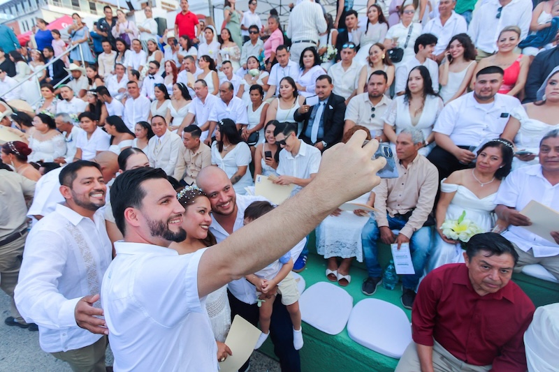 303 couples of all genders were wed on the afternoon of Friday, March 27, 2026, at Los Arcos del Malecón. Part of the 2026 Collective Marriage campaign organized by the Puerto Vallarta Civil Registry, the event set a new record for the municipality. The couples shared a sunset ceremony witnessed by family, friends, and the community.