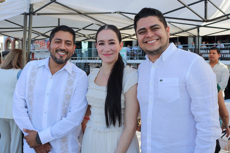 303 couples of all genders were wed on the afternoon of Friday, March 27, 2026, at Los Arcos del Malecón. Part of the 2026 Collective Marriage campaign organized by the Puerto Vallarta Civil Registry, the event set a new record for the municipality. The couples shared a sunset ceremony witnessed by family, friends, and the community.