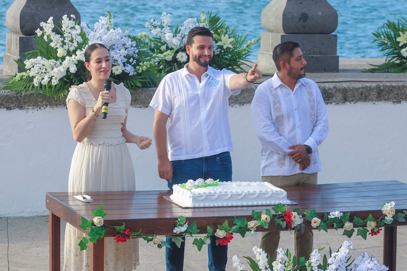 303 couples of all genders were wed on the afternoon of Friday, March 27, 2026, at Los Arcos del Malecón. Part of the 2026 Collective Marriage campaign organized by the Puerto Vallarta Civil Registry, the event set a new record for the municipality. The couples shared a sunset ceremony witnessed by family, friends, and the community.