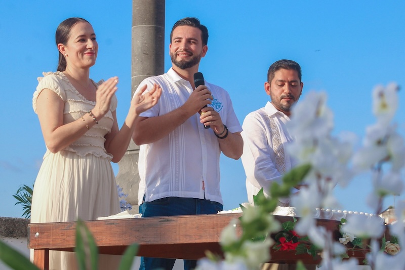 303 couples of all genders were wed on the afternoon of Friday, March 27, 2026, at Los Arcos del Malecón. Part of the 2026 Collective Marriage campaign organized by the Puerto Vallarta Civil Registry, the event set a new record for the municipality. The couples shared a sunset ceremony witnessed by family, friends, and the community.