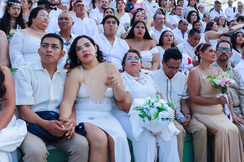 303 couples of all genders were wed on the afternoon of Friday, March 27, 2026, at Los Arcos del Malecón. Part of the 2026 Collective Marriage campaign organized by the Puerto Vallarta Civil Registry, the event set a new record for the municipality. The couples shared a sunset ceremony witnessed by family, friends, and the community.