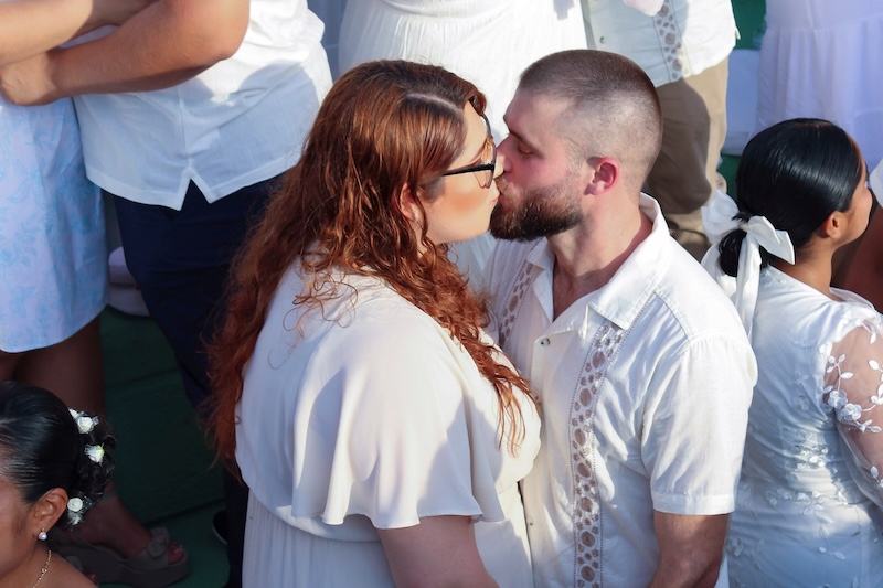 303 couples of all genders were wed on the afternoon of Friday, March 27, 2026, at Los Arcos del Malecón. Part of the 2026 Collective Marriage campaign organized by the Puerto Vallarta Civil Registry, the event set a new record for the municipality. The couples shared a sunset ceremony witnessed by family, friends, and the community.