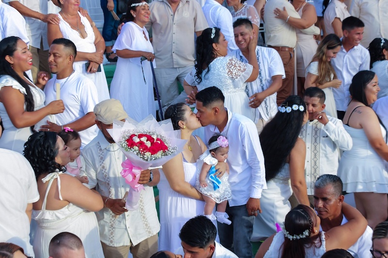303 couples of all genders were wed on the afternoon of Friday, March 27, 2026, at Los Arcos del Malecón. Part of the 2026 Collective Marriage campaign organized by the Puerto Vallarta Civil Registry, the event set a new record for the municipality. The couples shared a sunset ceremony witnessed by family, friends, and the community.