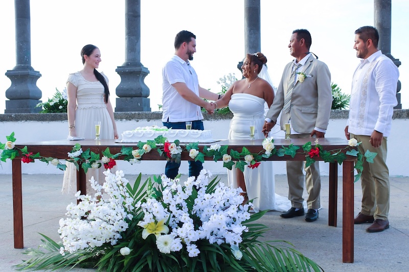 303 couples of all genders were wed on the afternoon of Friday, March 27, 2026, at Los Arcos del Malecón. Part of the 2026 Collective Marriage campaign organized by the Puerto Vallarta Civil Registry, the event set a new record for the municipality. The couples shared a sunset ceremony witnessed by family, friends, and the community.