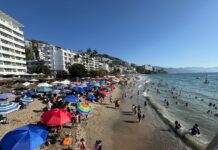 Easter Tourism to Bring 67,000 Visitors to Puerto Vallarta, Officials Say Beach on Thursday on Easter Weekend 2026