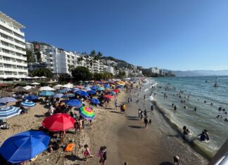 Easter Tourism to Bring 67,000 Visitors to Puerto Vallarta, Officials Say Beach on Thursday on Easter Weekend 2026