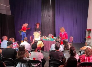 Secrets, Cards, and Drag: ‘Amigas Desgraciadas’ Returns to the Stage Amigas Desgraciadas
