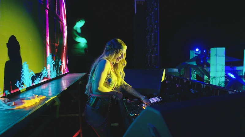 DJ Isis Muretech actuando en un evento nocturno en Puerto Vallarta