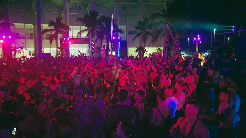 Público en un evento nocturno de Puerto Vallarta durante el rodaje de The Circuit: Puerto Vallarta