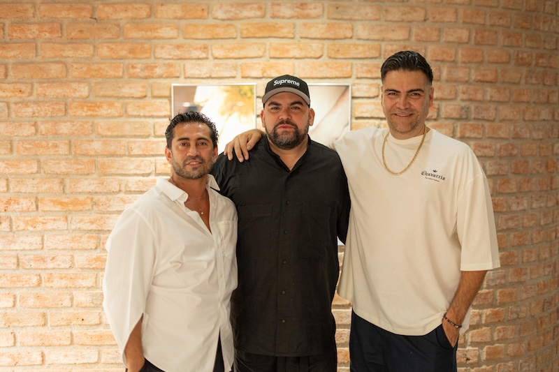 Gustavo García-Villa alongside the gallery owners, Abraham Romero (left) and Orlando Santamaría (right).