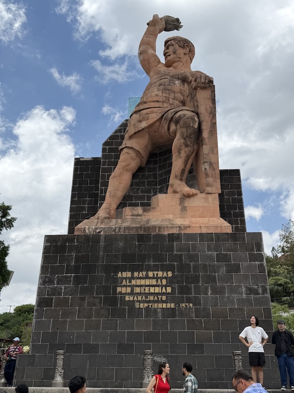 statue G
